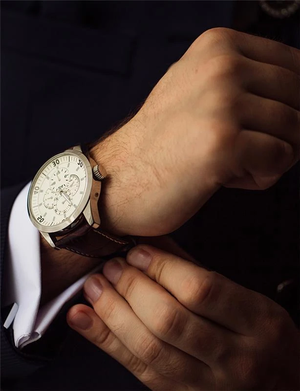 montre autour d'un poignet